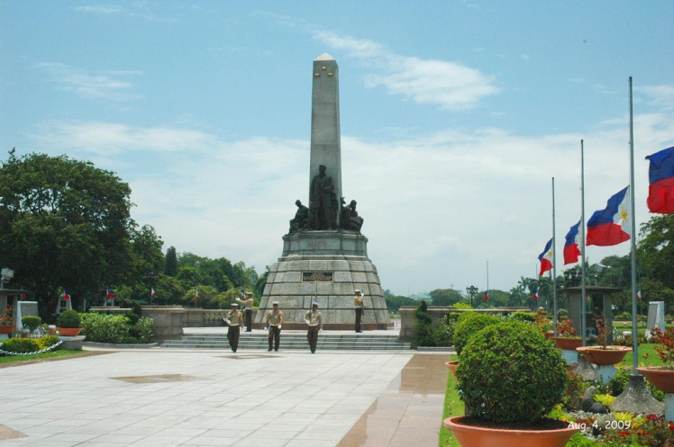 JOSE RIZAL MONUMENT IN MANILA